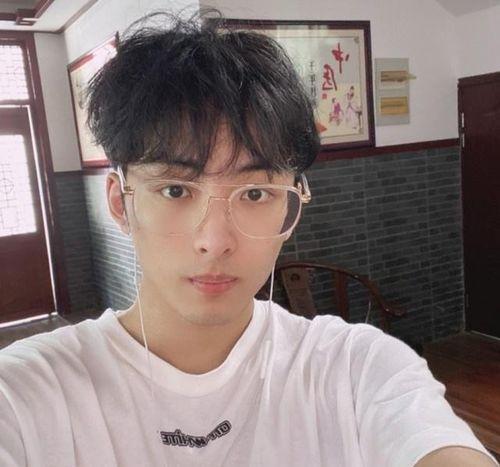 网红斌子自己吃自己的瓜