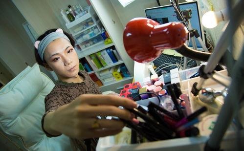 男扮女装直播网红吃瓜